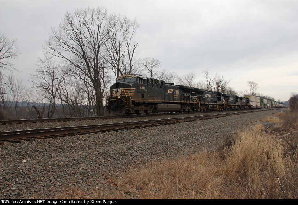 NS 4311 on the point of train 25G
